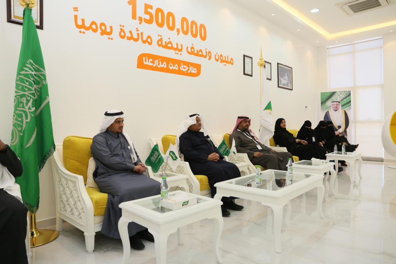 وفد وزارة العمل يشيد بتجربة دواجن الوطنية في تمكين المرأة